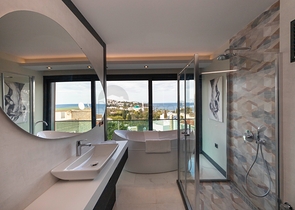 فلل للبيع في بودروم - فاخرة باطلالة بحر - 6 غرف وصالة .