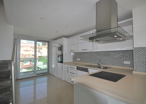 شقة واسعة للبيع في الانيا - تصميم 3 غرف وصالة -دوبلكس -في كارجيجاك / الانيا 