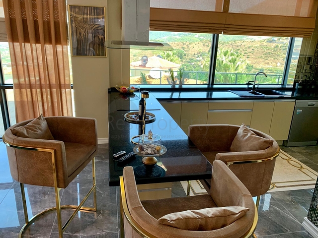 فيلا اطلالة بحر في الانيا -4 غرف وصالة - مسبح خاص -في كارجيجاك / الانيا