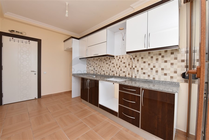 شقة اطلالة بحر في الانيا - غرفتين وصالة مع مطبخ منفصل -في مركز الانيا 