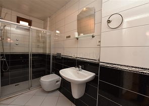 شقة اطلالة بحر في الانيا - غرفتين وصالة مع مطبخ منفصل -في مركز الانيا 