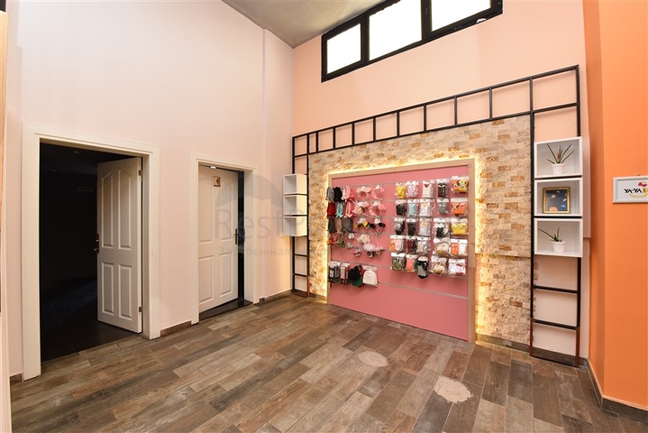 الاستثمار في الانيا - محل تجاري بموقع مميز -في مركز الانيا 