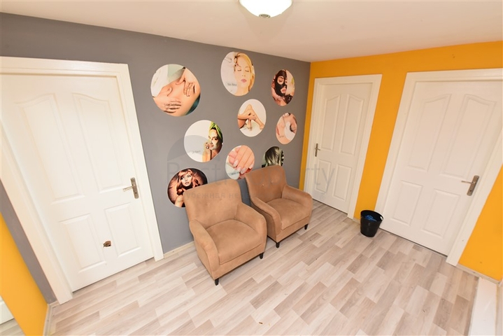 الاستثمار في الانيا - محل تجاري بموقع مميز -في مركز الانيا 