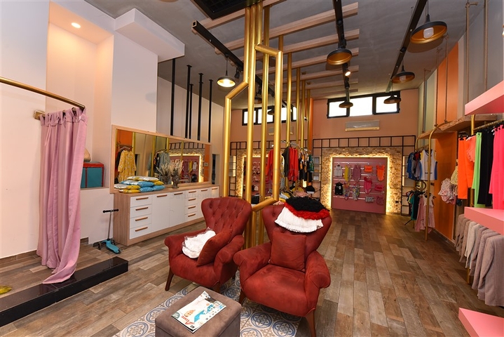 الاستثمار في الانيا - محل تجاري بموقع مميز -في مركز الانيا 