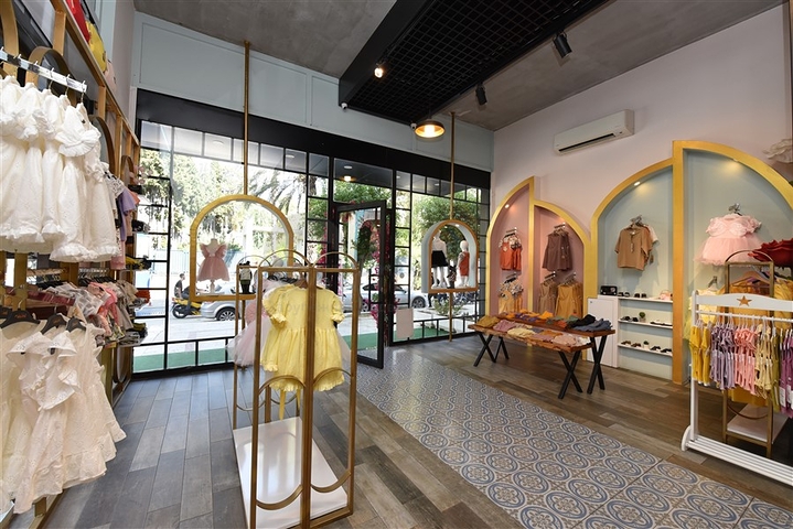 الاستثمار في الانيا - محل تجاري بموقع مميز -في مركز الانيا 