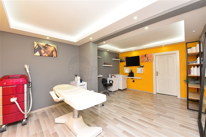 الاستثمار في الانيا - محل تجاري بموقع مميز -في مركز الانيا 