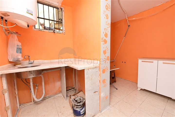 الاستثمار في الانيا - محل تجاري بموقع مميز -في مركز الانيا 