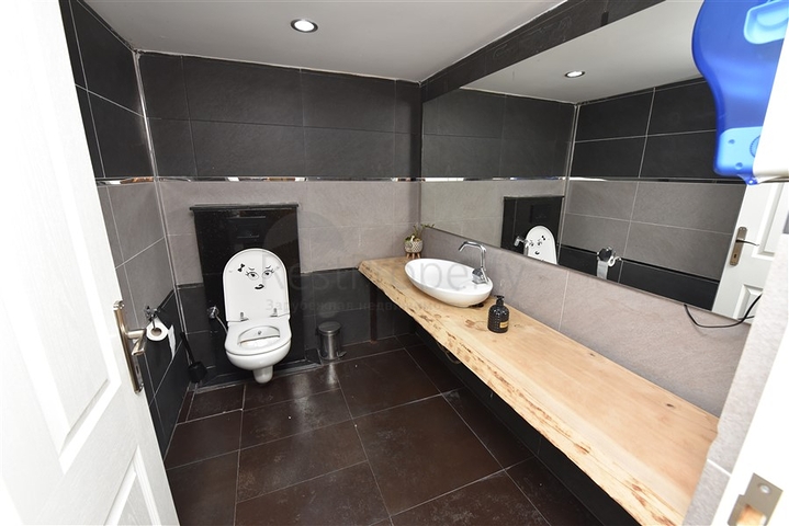 الاستثمار في الانيا - محل تجاري بموقع مميز -في مركز الانيا 