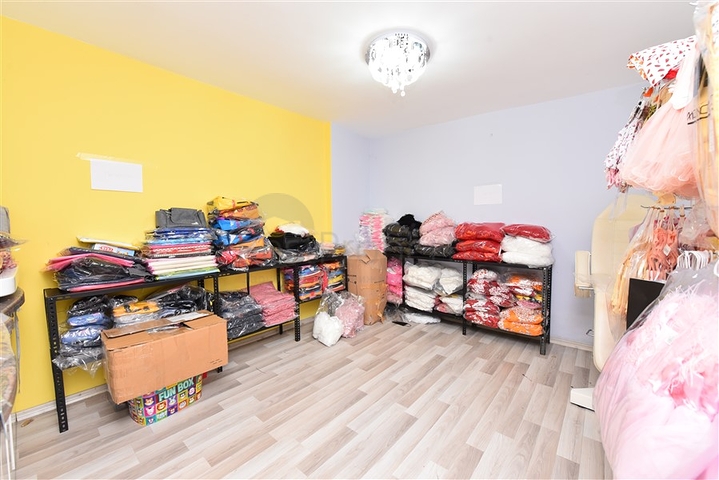 الاستثمار في الانيا - محل تجاري بموقع مميز -في مركز الانيا 