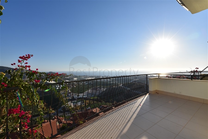 دوبلكس للبيع في غولد سيتي - اطلالة بحر - 3 غرف وصالة -كارجيجاك / الانيا 