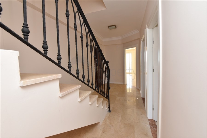 دوبلكس للبيع في غولد سيتي - اطلالة بحر - 3 غرف وصالة -كارجيجاك / الانيا 