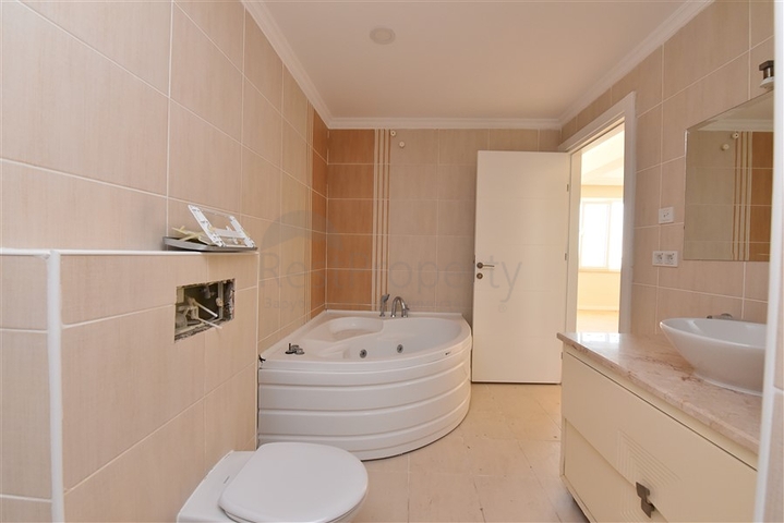 دوبلكس للبيع في غولد سيتي - اطلالة بحر - 3 غرف وصالة -كارجيجاك / الانيا 