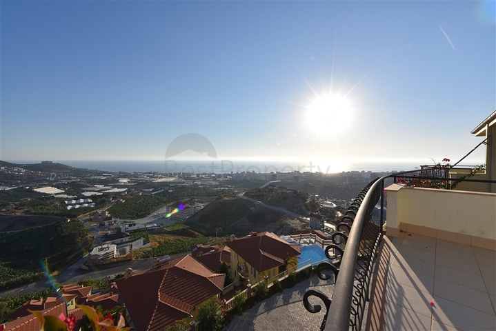 دوبلكس للبيع في غولد سيتي - اطلالة بحر - 3 غرف وصالة -كارجيجاك / الانيا 