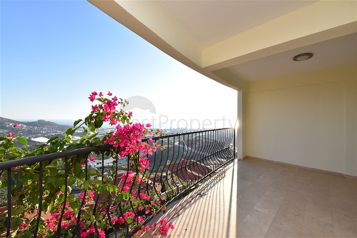 دوبلكس للبيع في غولد سيتي - اطلالة بحر - 3 غرف وصالة -كارجيجاك / الانيا 