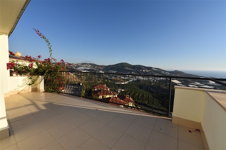 دوبلكس للبيع في غولد سيتي - اطلالة بحر - 3 غرف وصالة -كارجيجاك / الانيا 