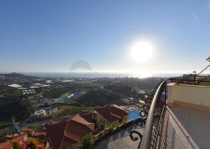 دوبلكس للبيع في غولد سيتي - اطلالة بحر - 3 غرف وصالة -كارجيجاك / الانيا 