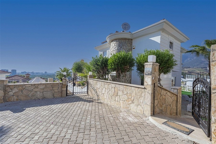 فلل للبيع في الانيا - اطلالة بحر -مستقلة مع مسبح خاص -في كارجيجاك / الانيا 