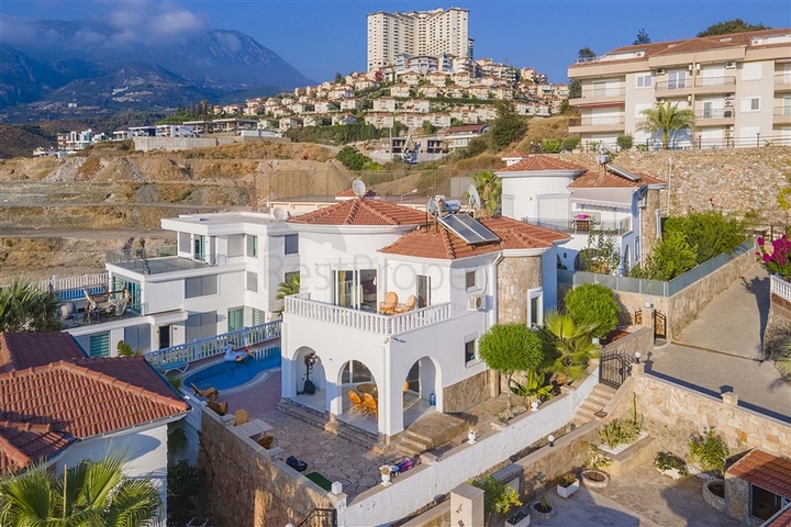 فلل للبيع في الانيا - اطلالة بحر -مستقلة مع مسبح خاص -في كارجيجاك / الانيا 