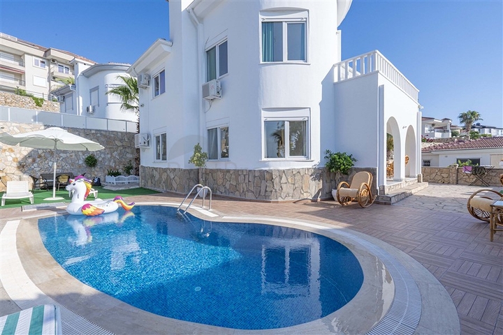 فلل للبيع في الانيا - اطلالة بحر -مستقلة مع مسبح خاص -في كارجيجاك / الانيا 