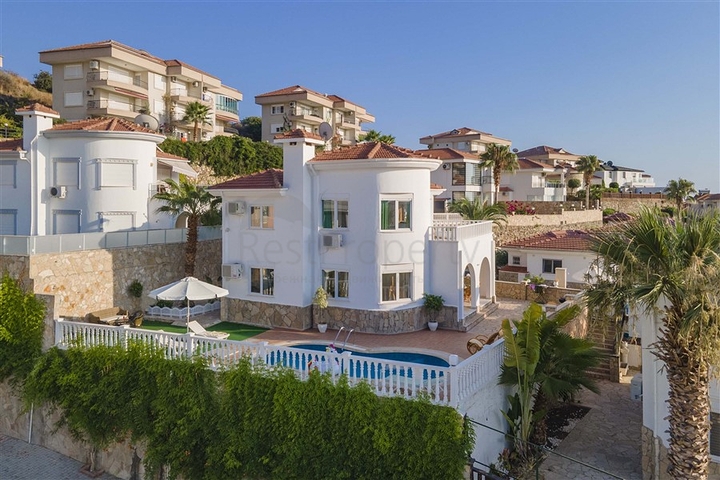 فلل للبيع في الانيا - اطلالة بحر -مستقلة مع مسبح خاص -في كارجيجاك / الانيا 