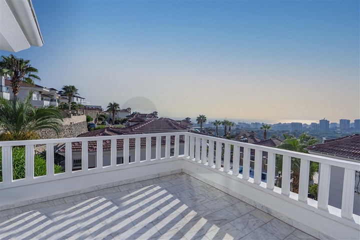 فلل للبيع في الانيا - اطلالة بحر -مستقلة مع مسبح خاص -في كارجيجاك / الانيا 