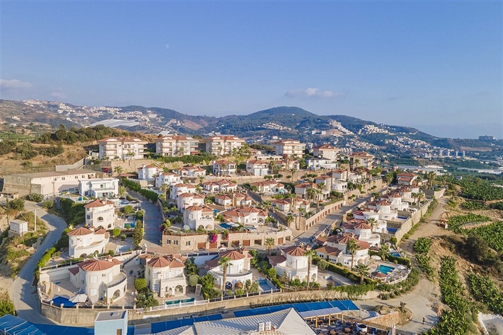 فلل للبيع في الانيا - اطلالة بحر -مستقلة مع مسبح خاص -في كارجيجاك / الانيا 