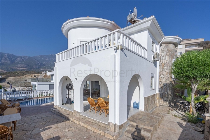 فلل للبيع في الانيا - اطلالة بحر -مستقلة مع مسبح خاص -في كارجيجاك / الانيا 