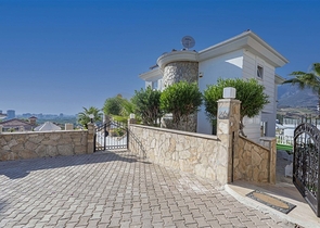 فلل للبيع في الانيا - اطلالة بحر -مستقلة مع مسبح خاص -في كارجيجاك / الانيا 