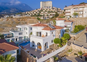 فلل للبيع في الانيا - اطلالة بحر -مستقلة مع مسبح خاص -في كارجيجاك / الانيا 