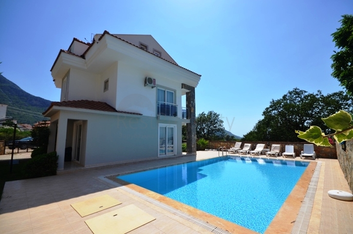 فيلا فاخرة مؤثثة بالكامل للبيع في فتحية 