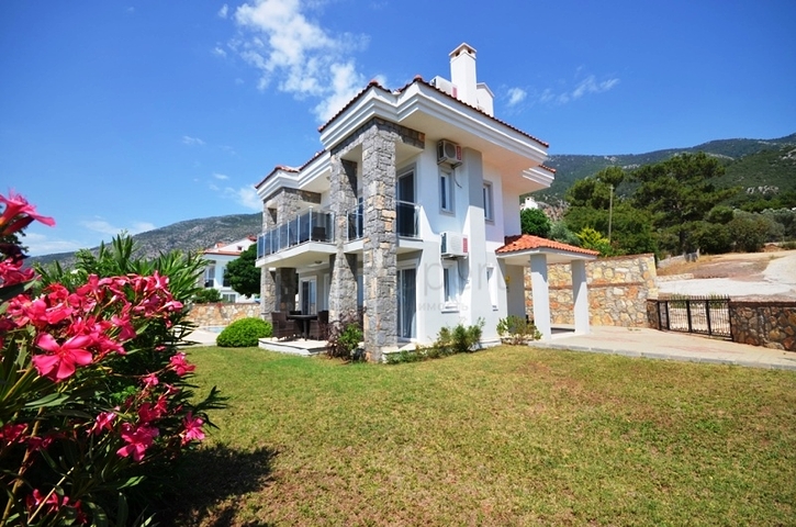 فيلا فاخرة مؤثثة بالكامل للبيع في فتحية 