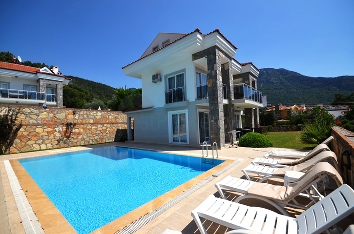 فيلا فاخرة مؤثثة بالكامل للبيع في فتحية 