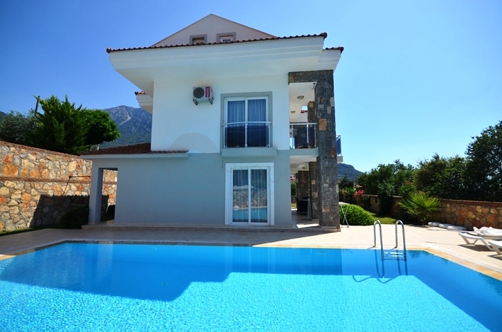 فيلا فاخرة مؤثثة بالكامل للبيع في فتحية 