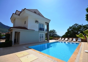 فيلا فاخرة مؤثثة بالكامل للبيع في فتحية 