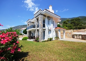 فيلا فاخرة مؤثثة بالكامل للبيع في فتحية 