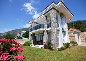 فيلا فاخرة مؤثثة بالكامل للبيع في فتحية 