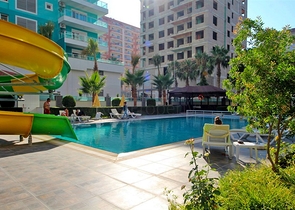 شقة اطلالة بحر في محمودلار - غرفة وصالة ضمن مجمع حديث -محمودلار / الانيا 