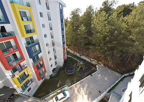 اطلالة على الفابة -شقة غرفة وصالة مفروشة -ضمن مجمع حديث في افسلار / الانيا 