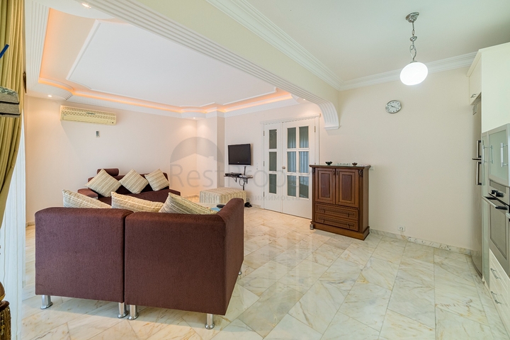 شقق على البحر في الانيا - غرفتين وصالة -مفروشة - ضمن مجمع على البحر مباشرة -في محمودلار / الانيا 