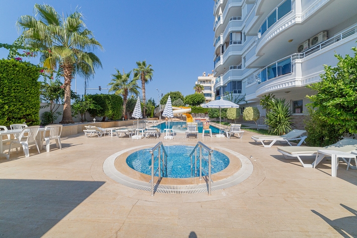 شقق على البحر في الانيا - غرفتين وصالة -مفروشة - ضمن مجمع على البحر مباشرة -في محمودلار / الانيا 