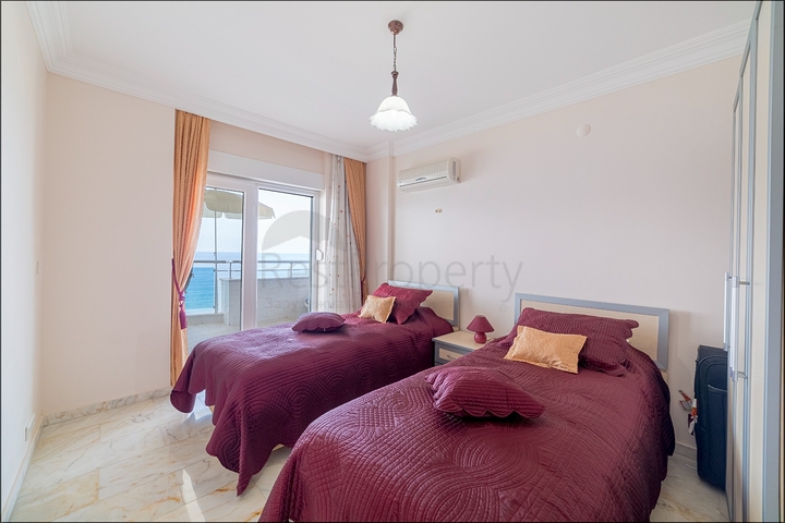 شقق على البحر في الانيا - غرفتين وصالة -مفروشة - ضمن مجمع على البحر مباشرة -في محمودلار / الانيا 