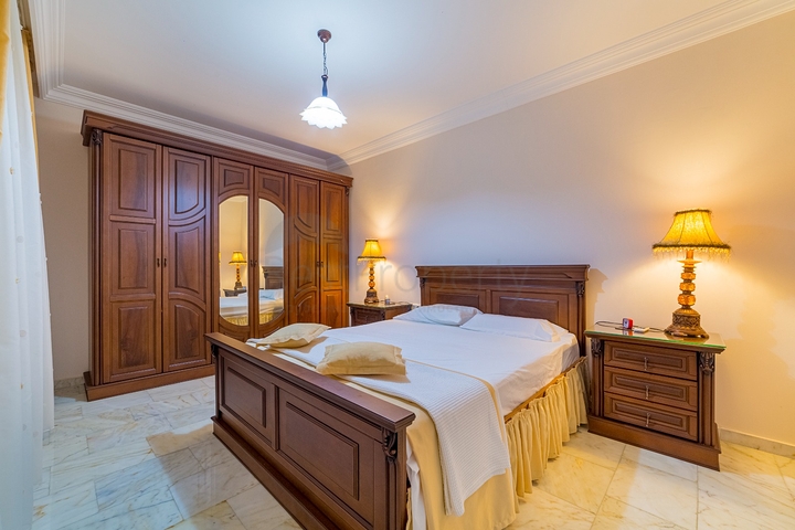 شقق على البحر في الانيا - غرفتين وصالة -مفروشة - ضمن مجمع على البحر مباشرة -في محمودلار / الانيا 