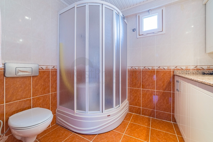 شقق على البحر في الانيا - غرفتين وصالة -مفروشة - ضمن مجمع على البحر مباشرة -في محمودلار / الانيا 