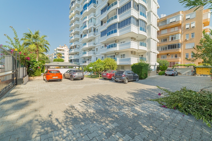 شقق على البحر في الانيا - غرفتين وصالة -مفروشة - ضمن مجمع على البحر مباشرة -في محمودلار / الانيا 