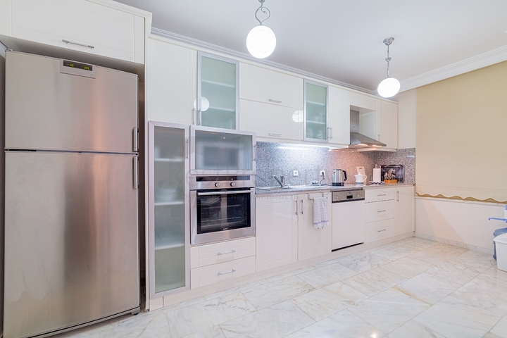 شقق على البحر في الانيا - غرفتين وصالة -مفروشة - ضمن مجمع على البحر مباشرة -في محمودلار / الانيا 