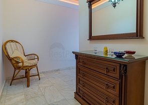 شقق على البحر في الانيا - غرفتين وصالة -مفروشة - ضمن مجمع على البحر مباشرة -في محمودلار / الانيا 