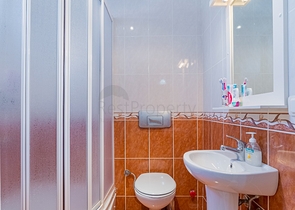 شقق على البحر في الانيا - غرفتين وصالة -مفروشة - ضمن مجمع على البحر مباشرة -في محمودلار / الانيا 