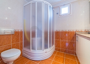 شقق على البحر في الانيا - غرفتين وصالة -مفروشة - ضمن مجمع على البحر مباشرة -في محمودلار / الانيا 