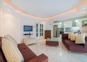 شقق على البحر في الانيا - غرفتين وصالة -مفروشة - ضمن مجمع على البحر مباشرة -في محمودلار / الانيا 