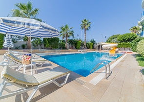 شقق على البحر في الانيا - غرفتين وصالة -مفروشة - ضمن مجمع على البحر مباشرة -في محمودلار / الانيا 